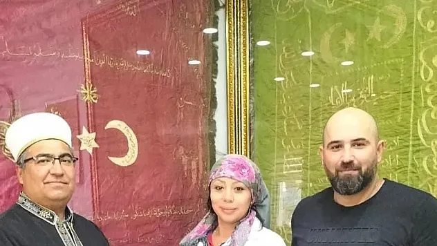 Kur'an okuyunca huzur bulduğunu söyleyen kadın Müslüman oldu