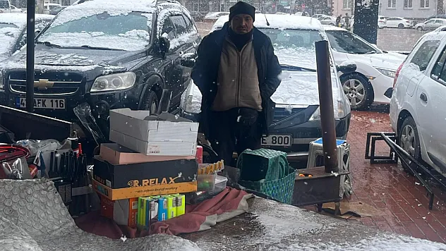 Kurduğu Soba İle Hem Kendisini Hem De Vatandaşları Isıtıyor