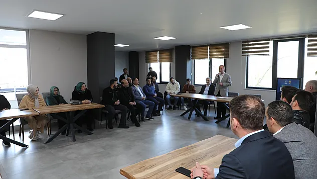 'Kurtla Bir Olup Kuzuyu Yedikten Sonra, Çobanla Oturup Yas Tutanlardan Kendinizi Koruyun'