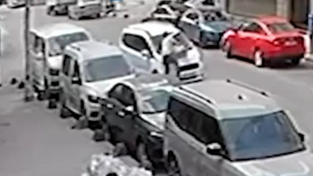 Kuryeye Araç Çarptı, Kolileri Yola Saçıldı