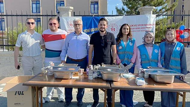 Kütahya AK Gençlik'ten Yeni Üniversite Öğrencilerine Çorba İkramı
