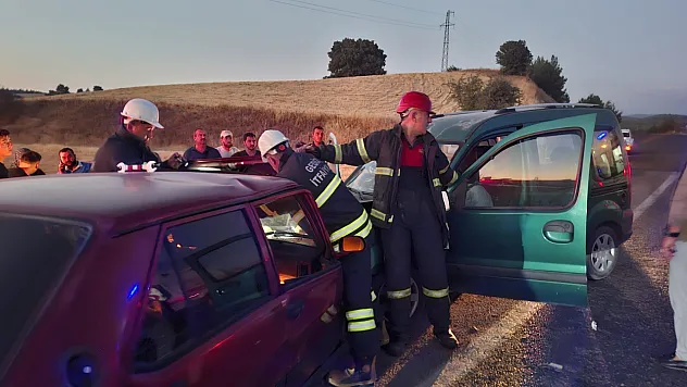 Kütahya'da 2 Araç Kafa Kafaya Çarpıştı: 2 Ölü, 1 Yaralı