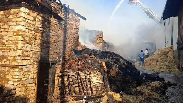 Kütahya'da Köyde Çıkan Yangında 4 Ev Hasar Gördü