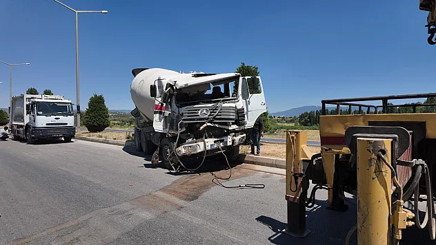 Kütahya'da Mikser Tıra Çarptı: 1 Yaralı