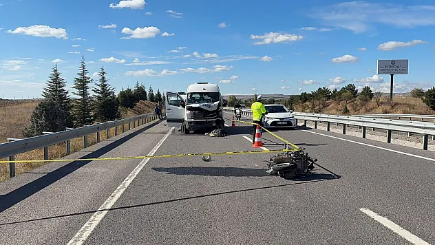 Kütahya'da Minibüsle Çarpışan Genç Motosikletli Hayatını Kaybetti