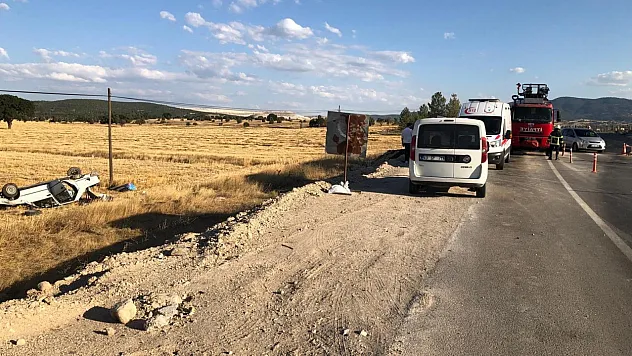 Kütahya'da Otomobil Tarlaya Uçtu: 2 Yaralı