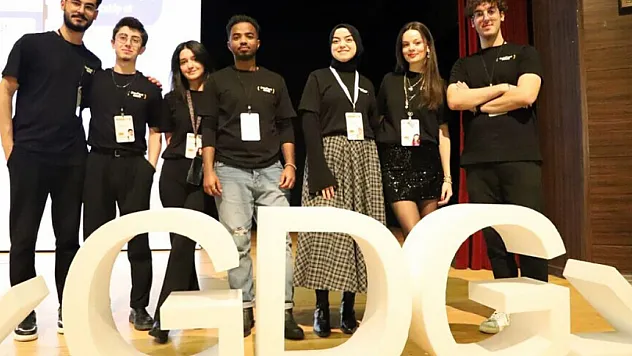 Kütahya'daki 'Devfest'25' Etkinliği Teknoloji Tutkunlarını Bir Araya Getirdi