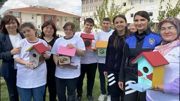 Kütahya Emniyetinden Özel Öğrencilere Yönelik Ahşap Kuş Evleri Boyama Etkinliği