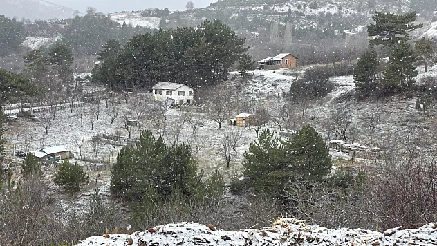 Kütahya'nın Yüksek Kesimleri Mevsimin İlk Karıyla Beyaza Büründü