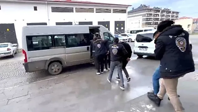 Kütahya Ve Mersin'de Eş Zamanlı Dolandırıcılık Operasyonu: 5 Şahıs Tutuklandı