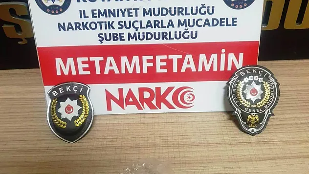 Kütahya’da 4 ayrı suçtan aranan şahıs uyuşturucu madde ile yakalandı