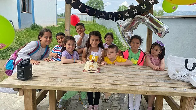 KYK yurdunda yaşayan depremzede çocuğa sürpriz doğum günü kutlaması