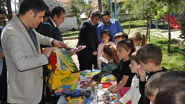Liseliler Küçük Kardeşlerini Hediyeleri İle Sevindirdi
