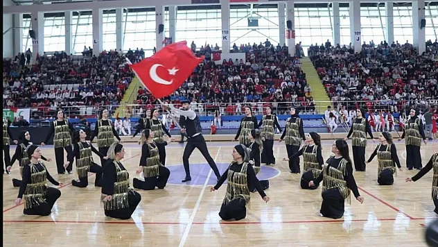 Maarif Halk Dansları Topluluğu 19 Mayıs Törenlerinin Yıldızı Oldu