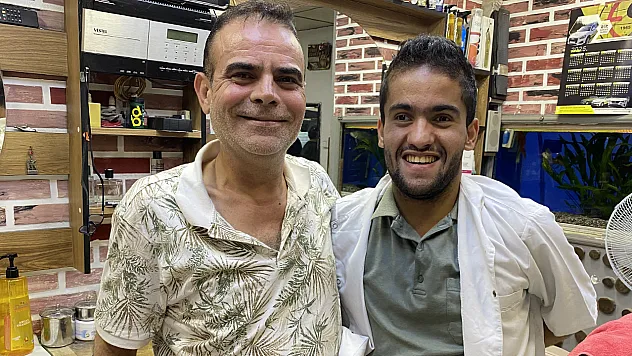 Mahalle Berberi, 16 Yıldır Müşterisi Olan Zihinsel Engelli Faruk'u Evladı Gibi Sahiplendi