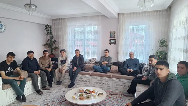 Manevi Danışmandan Öğrencilere Aile Ortamında İftar