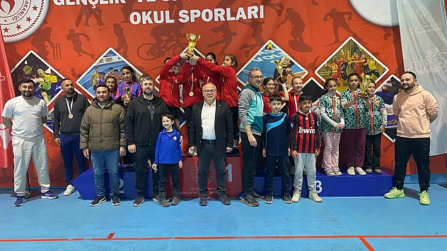 Masa Tenisine Küçükkurt Ortaokulu Damgası