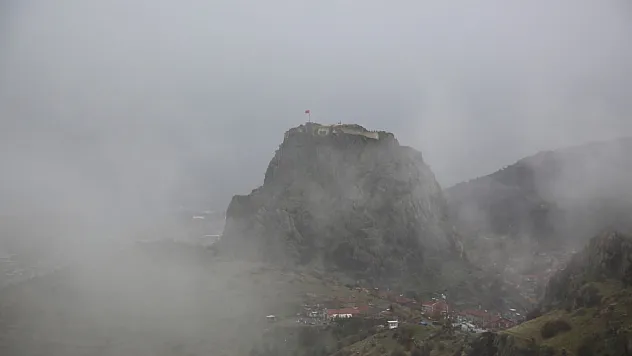 Masal diyarlarından çıkmış gibi… Sisler içinde Karahisar Kalesi