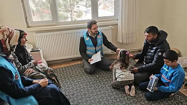 Mavi yelekliler depremzedelerin yanında