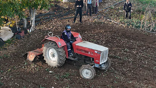 Mehmet Amca Yeni Yönetmeliğe Göre Hazırlanıp Tarlasını Sürdü