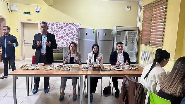 MEM Personeli Ve Öğrenciler İftarda Bir Araya Geldi