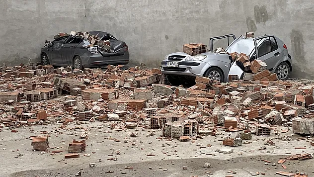 Metruk Binanın Çatı Duvarı Otoparka Devrildi, 6 Araçta Hasar Oluştu
