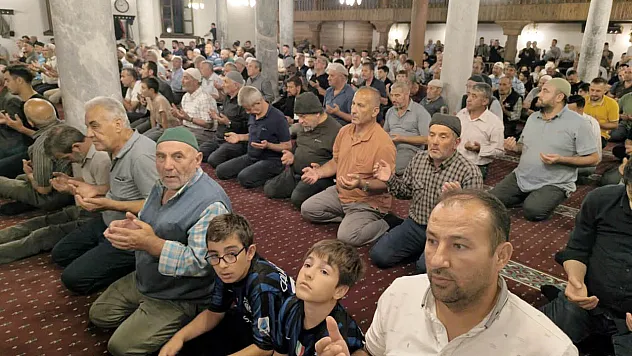 Mevlid Kandili Huşu İçerisinde Geçti
