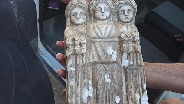 Mezar kazısında Roma dönemine ait 'Üç Güzeller' heykeli bulundu