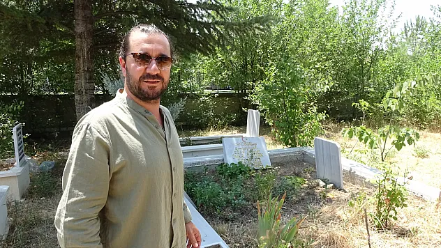 Mezarlık İçinde Kendisini Sevdiren Karga Şaşırttı