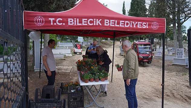 Mezarlık Ziyaretinde Bulunanlara Çiçek Sürprizi