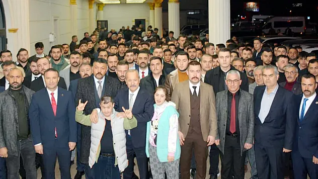 'MHP'ye Yüzde 8 Diyenler Bu Salonları Görsünler'