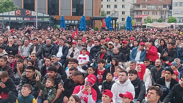 Milli Maçı Afyon'da Binlerce Kişi Birlikte İzledi