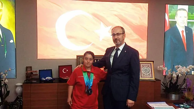 Milli Sporcudan, Müdür Öztürk'e Ziyaret