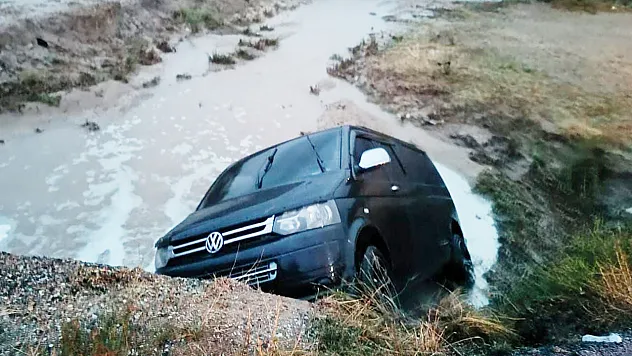 Minibüs Dereye Uçtu, Çok Sayıda Yaralı Var