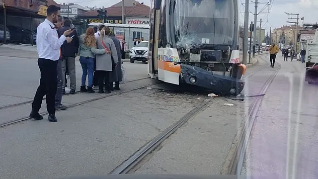 Minibüsle Çarpışan Tramvay Raydan Çıktı