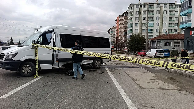 Minibüsün Altına Giren Motosikletli Ağır Yaralandı