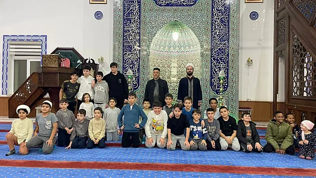 Minik Kalpler Camide Buluştu: Tepebaşı'nda Maneviyat Ve Oyun Bir Arada