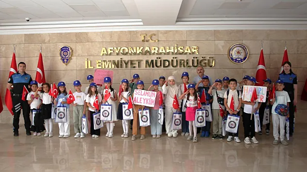 Minik Öğrenciler Emniyet Müdürünü Duygulandırdı