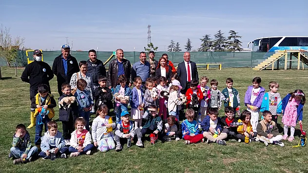 Miniklerden Sahipsiz Sokak Hayvanları Bakım ve Rehabilitasyon Merkezi'ne Ziyaret