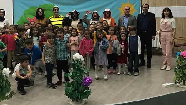 Miniklerin tiyatro gösterisi beğenildi