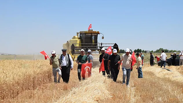 Mısırlıoğlu, Şalvarı Ve Kasketi Giyerek Tarlaya İndi