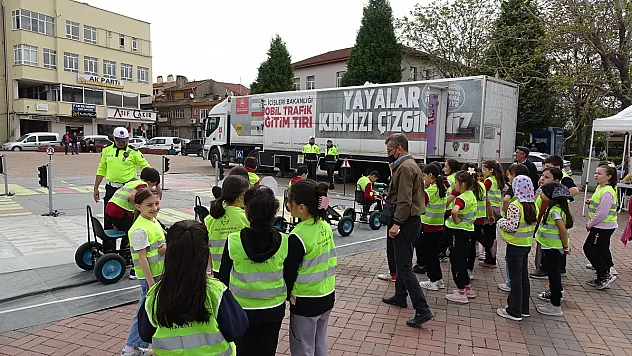 Mobil Trafik Eğitim Tır’ı İle Çocuklar Bilgi Edindi