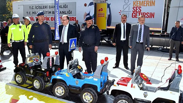 Mobil Trafik Eğitim Tırı öğrencileri bilgilendirdi