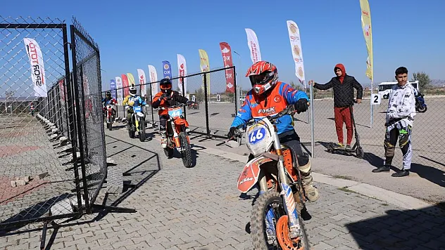 Motokross yarışları başladı