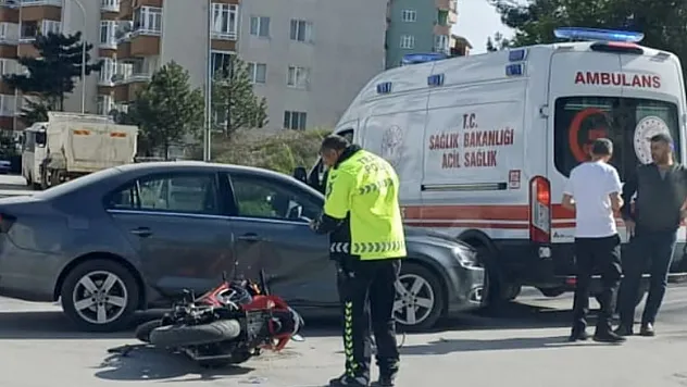 Motosiklet İle Otomobil Çarpıştı, 1 Kişi Yaralandı