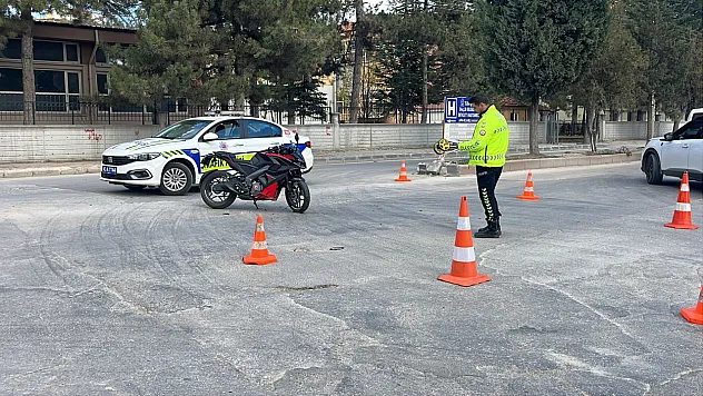 Motosiklet Otomobille Çarpıştı, 1 Kişi Yaralandı