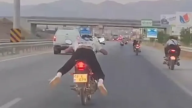 Motosikletli gençlerin ölümü hiçe saydığı anlar böyle görüntülendi
