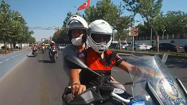 Motosikletli polis timleri affetmiyor