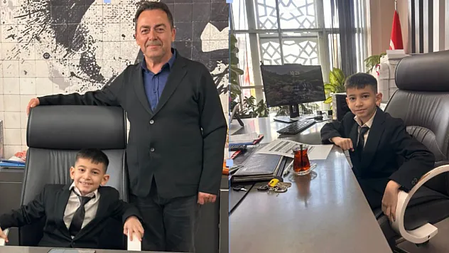 Müdür Koltuğuna Oturan Küçük Çocuk İlk Talimatıyla Arkadaşlarını Sevindirdi