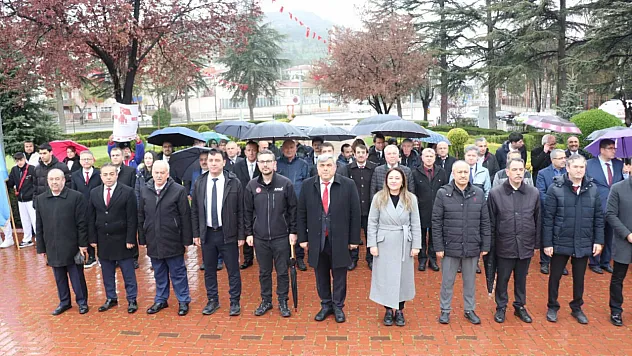 Müdür Sünnetci, 23 Nisan Çelengini Sundu